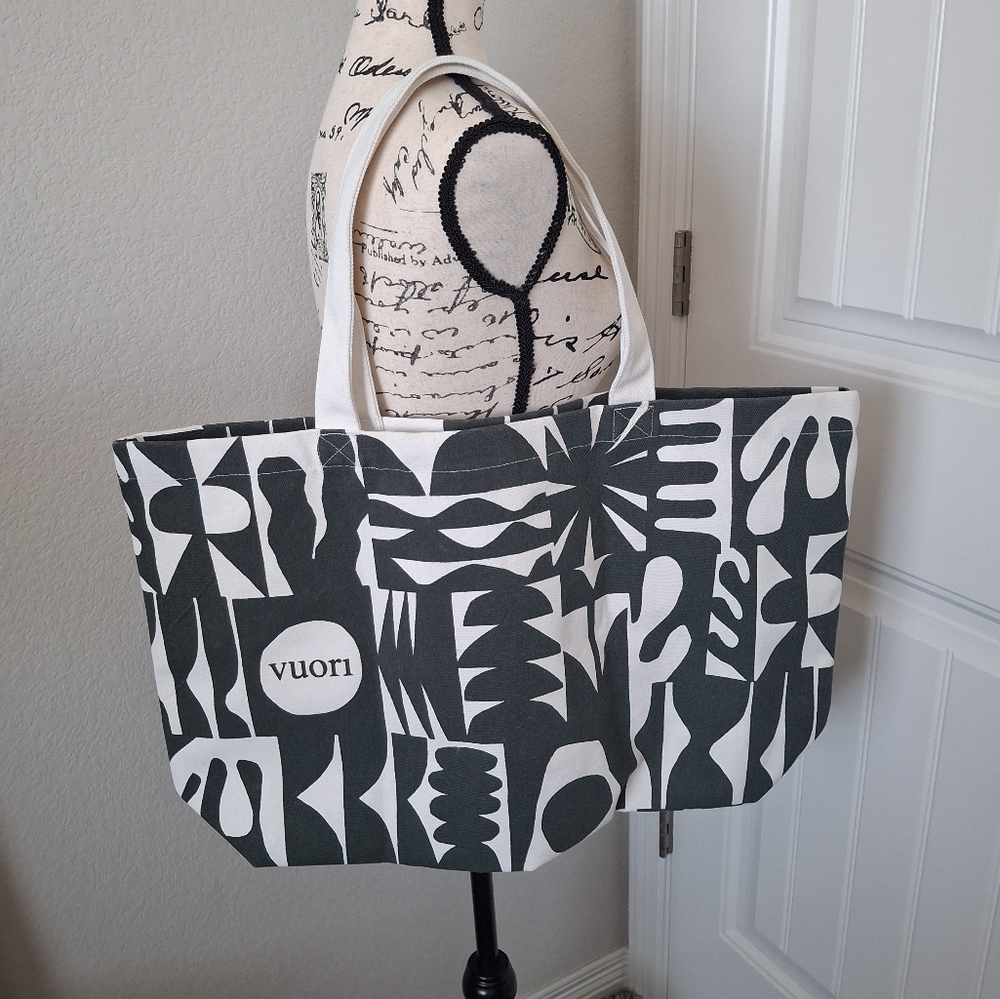 Large VUORI Tote - Picture 1 of 3